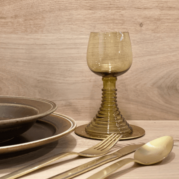 Roemer bruin wijnglas tafelsetting