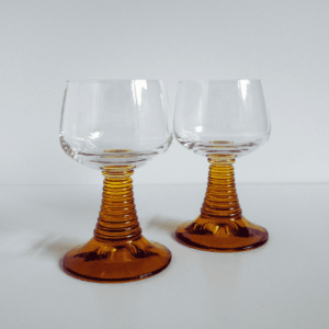 Set van twee vintage Roemer wijnglazen met een amberkleurige voet
